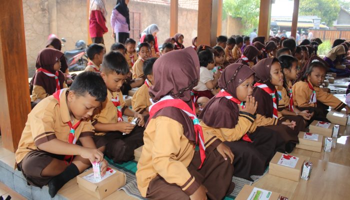 Aksi Mobil Cinta Polres Nganjuk: 100 Kotak Makan Siang untuk Siswa SDN 1 Ngrengket Sukomoro