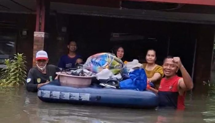 UKM 99 Salurkan Bantuan untuk Korban Banjir di Desa Blimbing