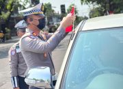 Polres Nganjuk Semarakkan HUT RI ke-80, Bagi Bendera Merah Putih dan Kampanyekan Tertib Berlalu Lintas