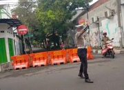 Polres Nganjuk Siagakan Personel Pagi Hari, Bantu Pengendara hingga Antar Siswa Menyeberang