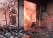Api Dari Alat Tambal Ban Bakar Menyambar Sepeda Motor, Bengkel Dan Rumah Terbakar