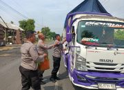 Wujud Kepedulian, Polsek Jatikalen Bagikan Nasi Bungkus di Jumat Berkah