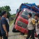 Warga Heboh: Truk Gandeng Salah Jalur hingga Terperosok di Depan Rumah Warga Waung