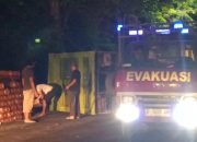 Kaget Disalip dari Kiri, Truk dari Pasuruan Terguling di Traffic Light Mapolres Nganjuk