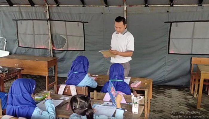 Sekolah Direhab Usai Ambruk, Siswa SDN Jatigreges 2 Ujian dalam Kondisi Memprihatinkan