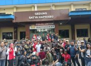 Ratusan Jurnalis Jatim Geruduk Mapolda jatim, Desak Usut Dugaan OTT “Settingan” dan Tangguhkan Penahanan jurnalis Amir