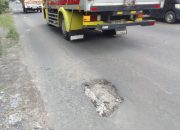 LUBANG DI JALAN RAYA KANDANGAN SRENGAT, PENGENDARA PERLU BERHATI – HATI.