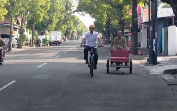 Hari Pertama WFH, Kadisdik Nganjuk Gowes ke Kantor Dukung Penghematan BBM