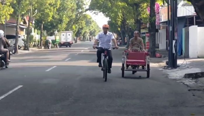 Hari Pertama WFH, Kadisdik Nganjuk Gowes ke Kantor Dukung Penghematan BBM