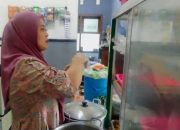 Makan Siang Menu Nasi Goreng Jawa Di Warung Sederhana